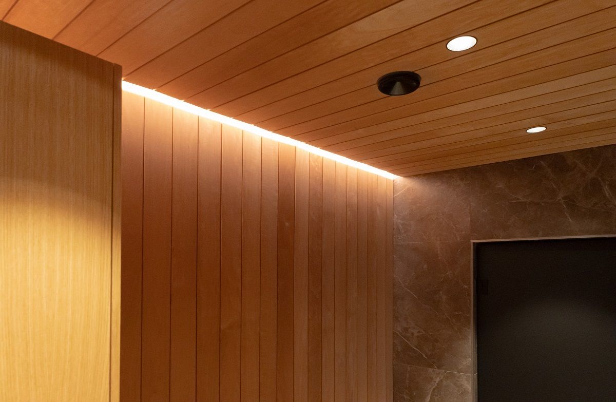 A gap of about 8 cm has been left in the wooden paneling, which allows the LED strip lighting to fit well into the opening.